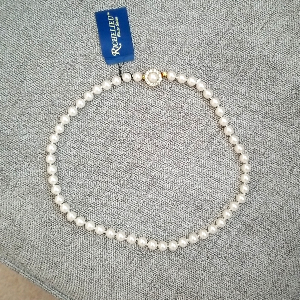Vintage Richelleu  faux pearl necklace